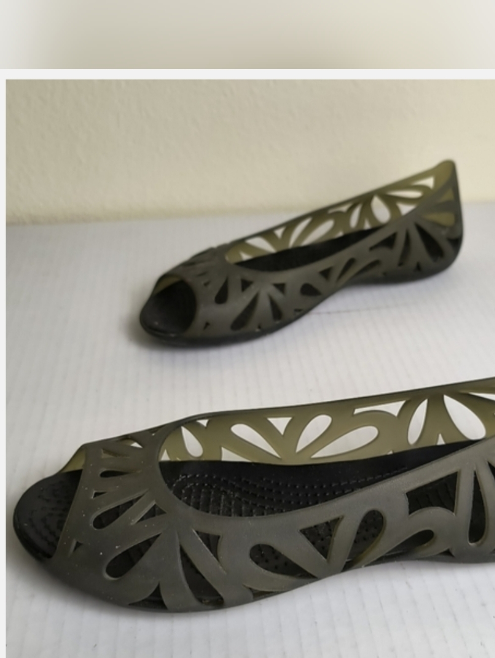 CROCS Adriana III Peep Toe Jelly Green Flats with Artistic Cutout Design Size 6